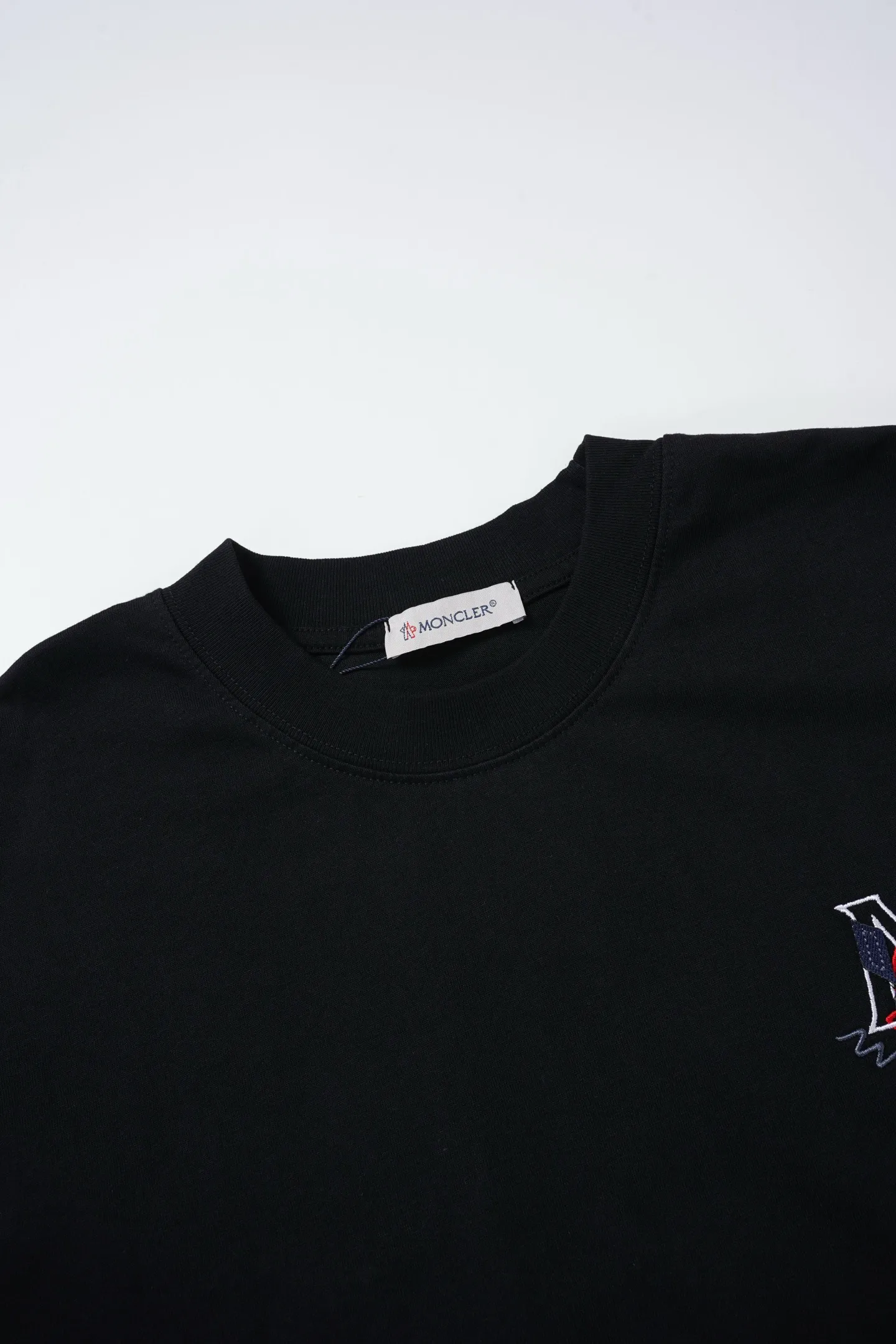 Moncler/ 2026Retro M T Moncler 2026New Arrival Retro M ， Black White Same Style。 ， ， ； ， Breathable ， + ， 。 ， Retro ， ， 。 Size：XS S M L ：Black White